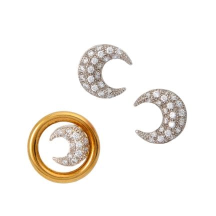 Le-Gi. Une paire de boucles d’oreilles et une broc