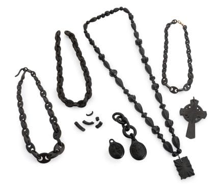 Ensemble de bijoux en jais et en vulcanite du XIXe