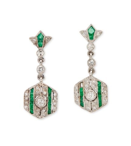 Une paire de boucles d'oreilles pendantes en diama