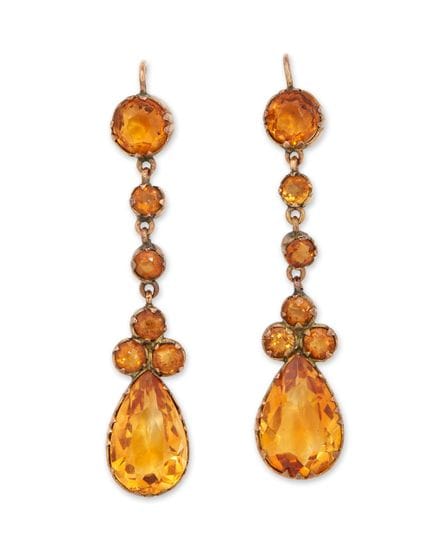 Une paire de boucles d'oreilles pendantes en or et