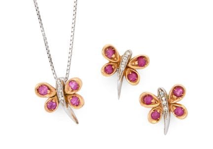 Ensemble composé d'un collier et de boucles d'orei