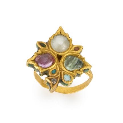 Bague indienne sertie de pierres précieuses et d'é