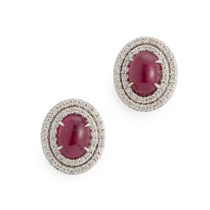 Une paire de boucles d'oreilles en rubis et diaman