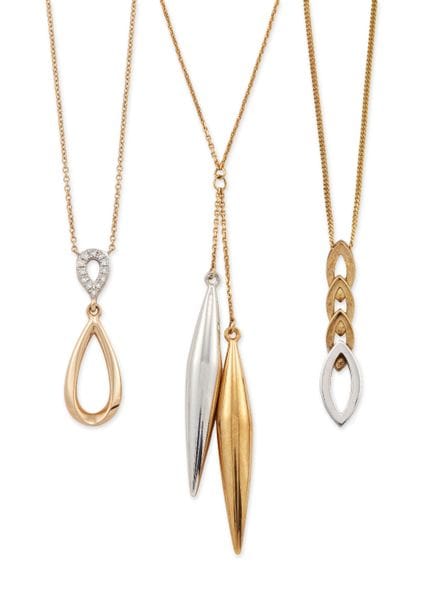 Trois colliers à pendentifs, comprenant : un colli