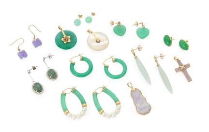 Une collection de bijoux en jadeite, comprenant : 