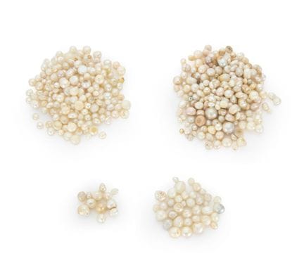 Un lot de perles non montées, principalement de fo