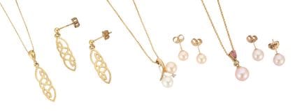 Trois ensembles de colliers pendentifs accompagnés