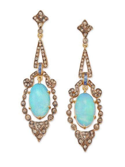 Une paire de boucles d'oreilles pendantes en opale