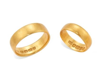 Deux alliances anciennes en or 22 carats, comprena