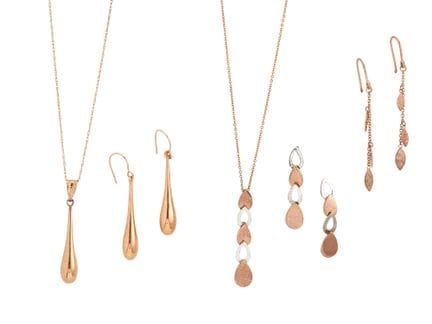 Trois ensembles composés d'un collier et de boucle