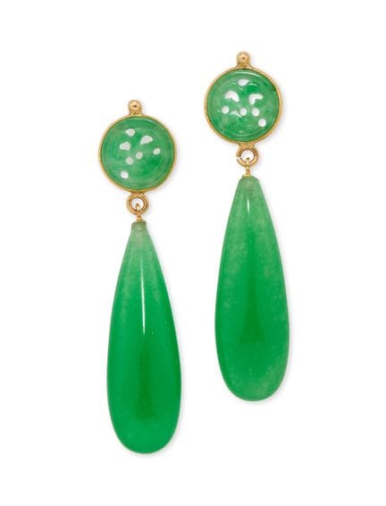 Une paire de boucles d'oreilles pendantes en jadei