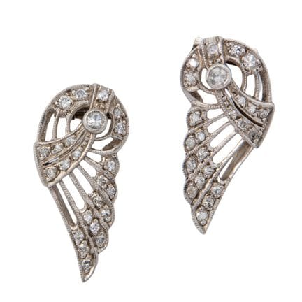 Une paire de boucles d'oreilles serties de diamant
