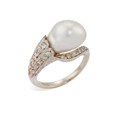 Bague en perle et diamant, composée d'une perle ba