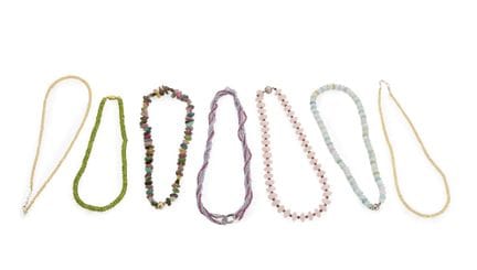 Un ensemble de colliers composés de perles de pier