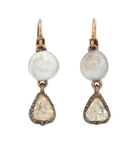 Une paire de boucles d'oreilles pendantes en perle