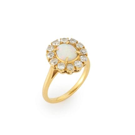Bague à grappe d'opale et de diamants, avec un cab