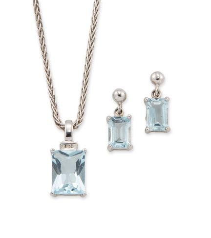 Un collier avec pendentif en aigue-marine et boucl