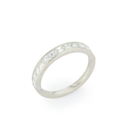Une bague demi-éternité en diamants, sertie en rai