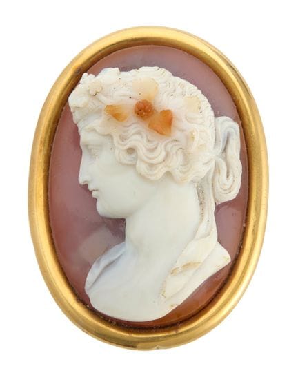 Broche en camée de pierre dure du XIXe siècle, le 