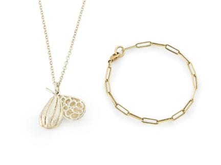 Cassandra Goad. Un pendentif-médaillon « Cocoa Pod