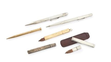 Un ensemble de stylos et de crayons en or, en arge