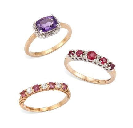 Lot de trois bagues, comprenant : une bague en or 
