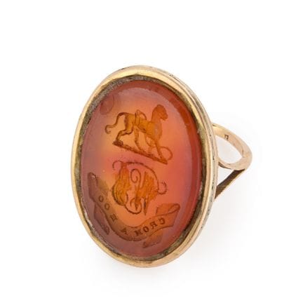 Une bague en cornaline à gravure en creux, probabl
