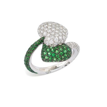 Une bague en grenat tsavorite et diamants, composé