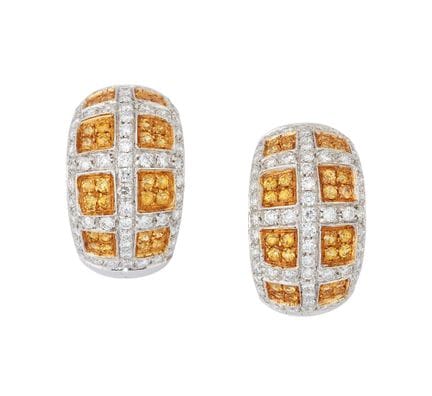 Une paire de demi-boucles d'oreilles en saphir jau