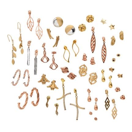 Un lot de boucles d'oreilles de différents modèles