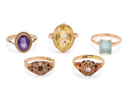 Un lot de cinq bagues, comprenant : une bague vict