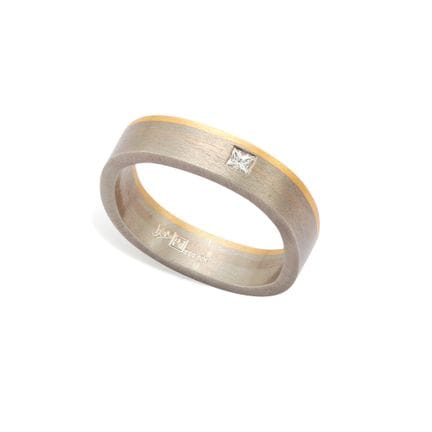 Une bague simple sertie d'un diamant, dont l'annea