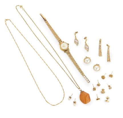 Un ensemble de bijoux, comprenant : une montre pla