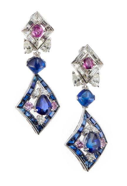 Une paire de boucles d'oreilles en saphir, diamant