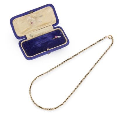 Un petit ensemble de bijoux, composé : d'une éping