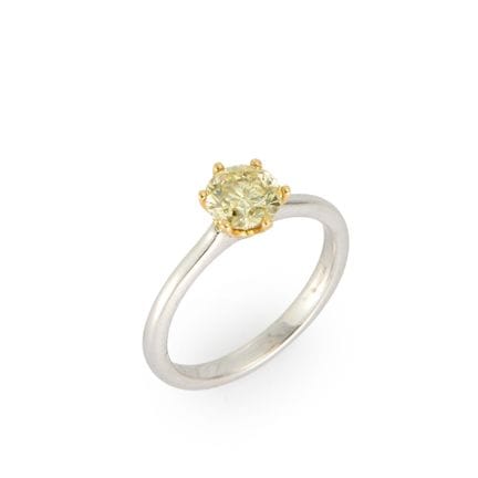 Bague sertie d'un seul diamant de couleur platine 