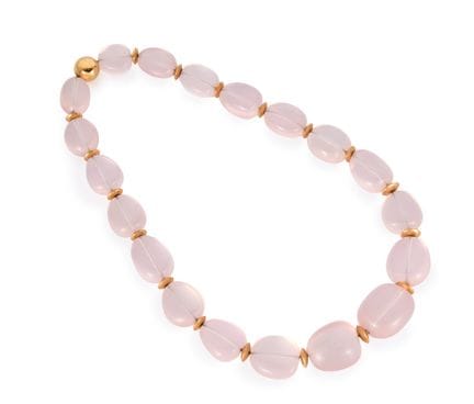 Un collier de perles en quartz rose, composé de pe