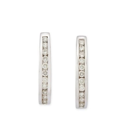 Une paire de boucles d'oreilles créoles en or blan