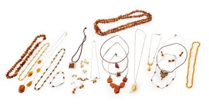 Un lot de bijoux, comprenant : un collier composé 