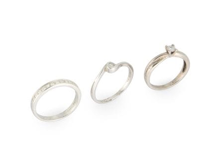 Trois bagues en or blanc 9 carats serties de diama