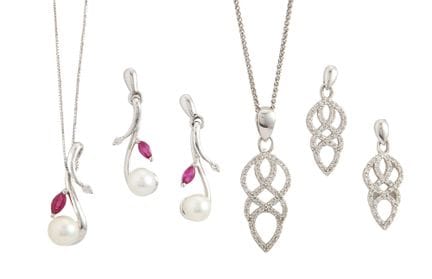 Deux ensembles composés d’un collier et de boucles