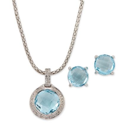 Un petit ensemble de bijoux en or blanc et topaze 
