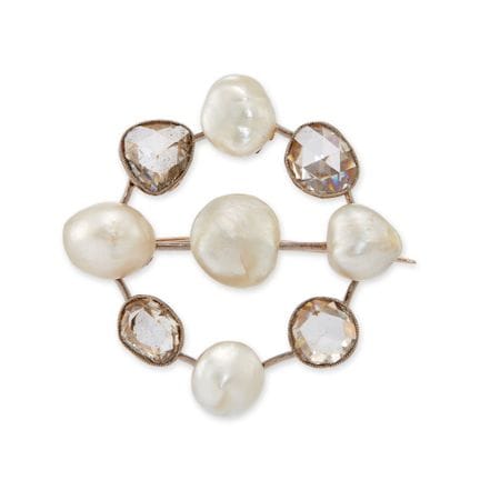 Une broche en perles et diamants, composée d'une p