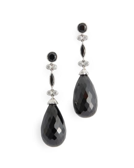 Une paire de boucles d'oreilles pendantes en onyx 