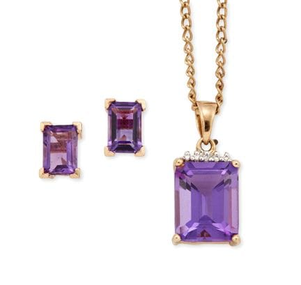 Un collier avec pendentif en améthyste et des clou