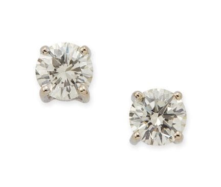 Une paire de boucles d'oreilles en or blanc 18 car