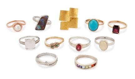 Un lot de bagues, comprenant : une bague en or bla