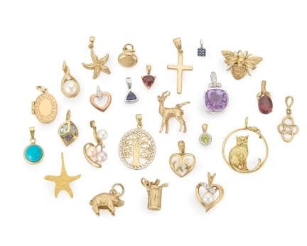 Une collection de pendentifs et de breloques, comp