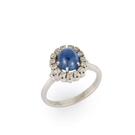 Une bague à motif de saphir et de diamants, compos