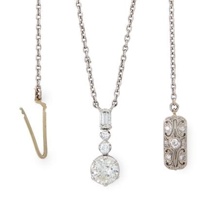 Un pendentif en diamant, composé d'un diamant tail